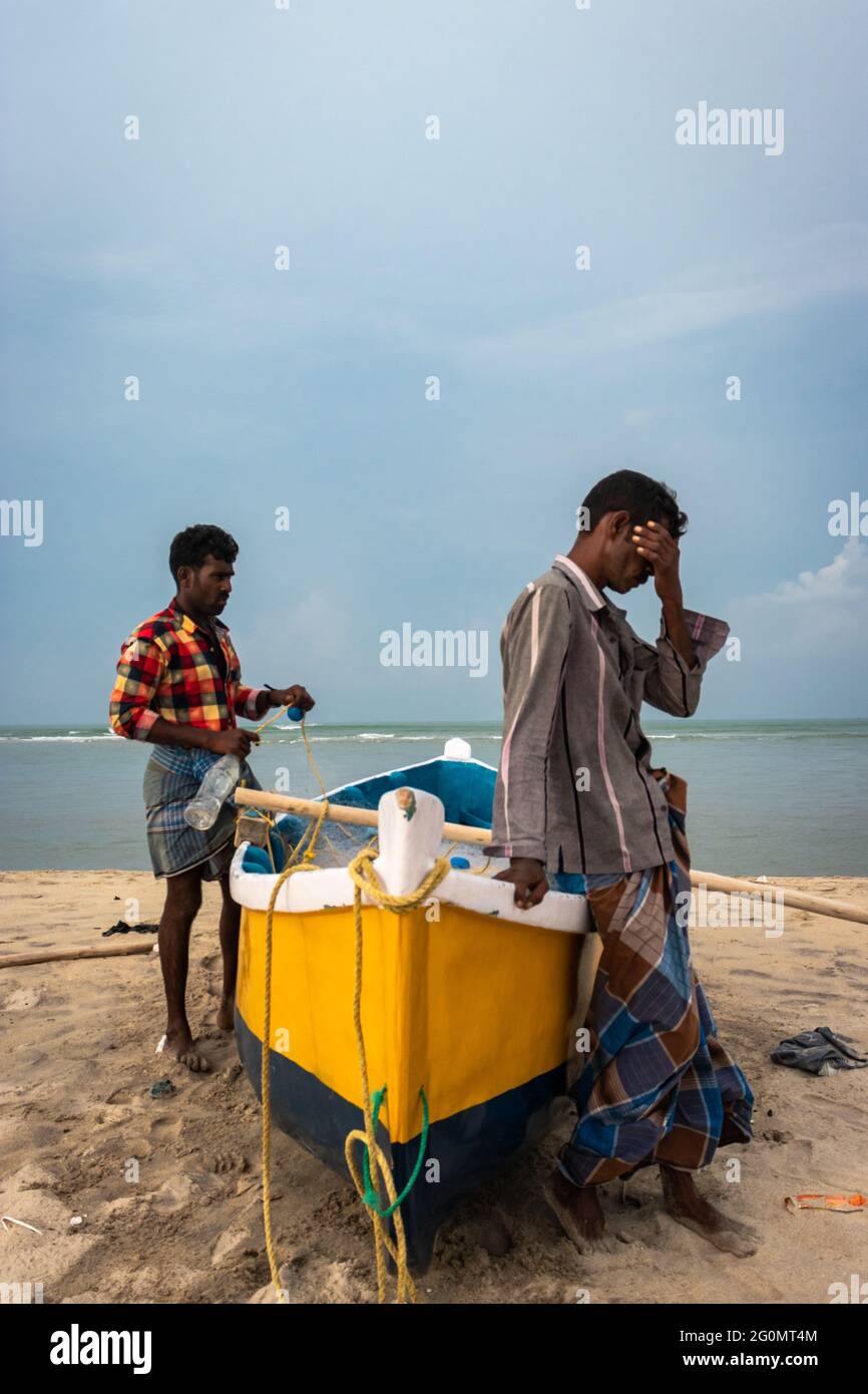 Fischer Ausdruck auf Kosten nach der Fischerei in der Tiefsee Bild wird am 17 2019. April in dhanushkodi rameswaram tamilnadu indien aufgenommen. In diesem Bild Stockfoto
