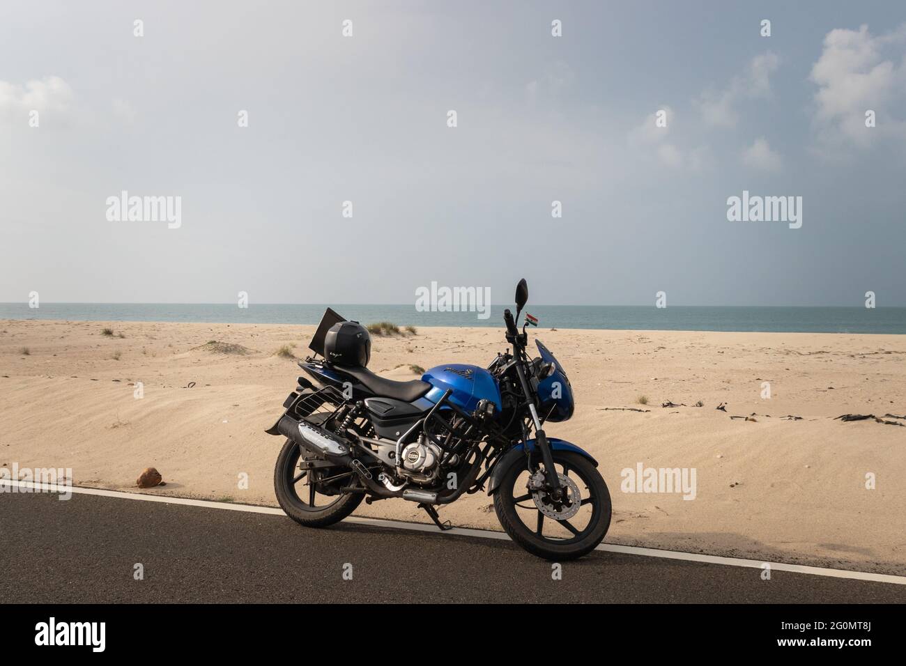 Das isolierte Motorrad, das auf der Teerstraße an der Küste steht, wurde am 17 2019. April in Dhanushkodi rameswaram tamilnadu india aufgenommen. Es ist Showin Stockfoto