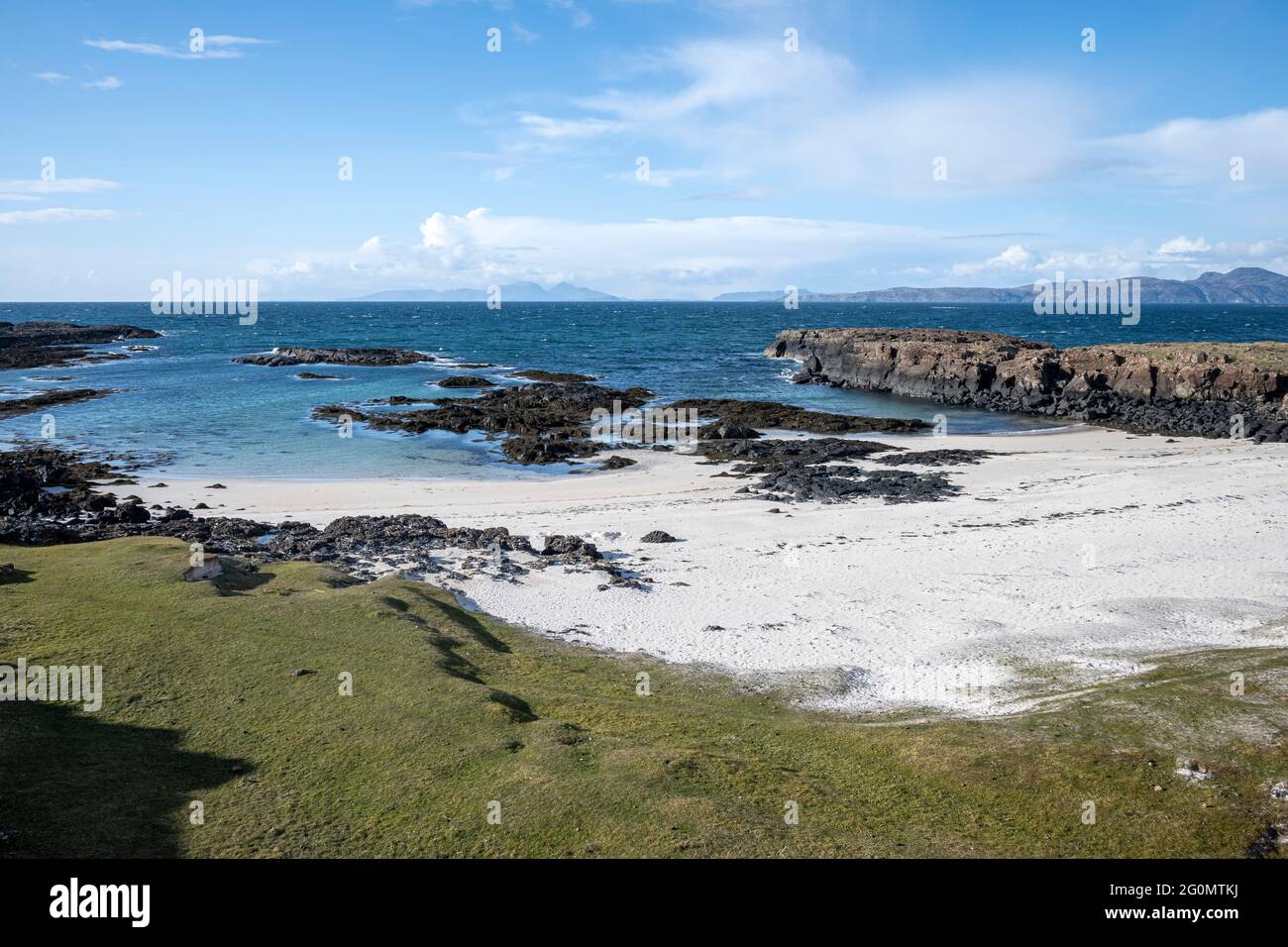 Port na Ba auf der Isle of Mull, mit den Inseln Rhum, Eigg Skye und Muck am Horizont Stockfoto
