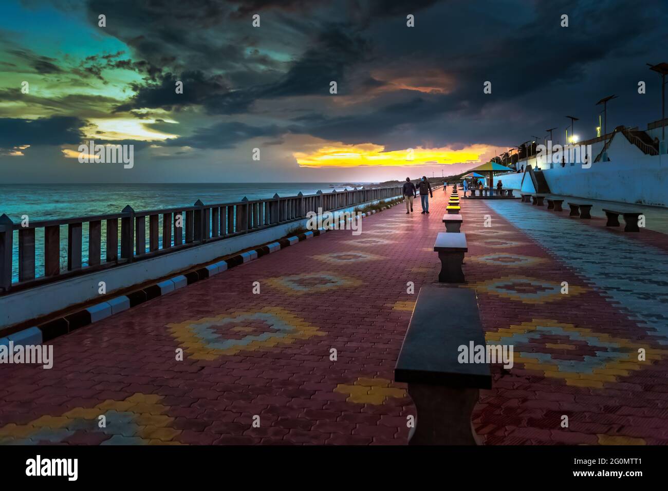 Schöner Sonnenuntergang Himmel mit dramatischen Wolken am Abend am Kanyakumari Strand, Tamil Nadu, Indien. Stockfoto