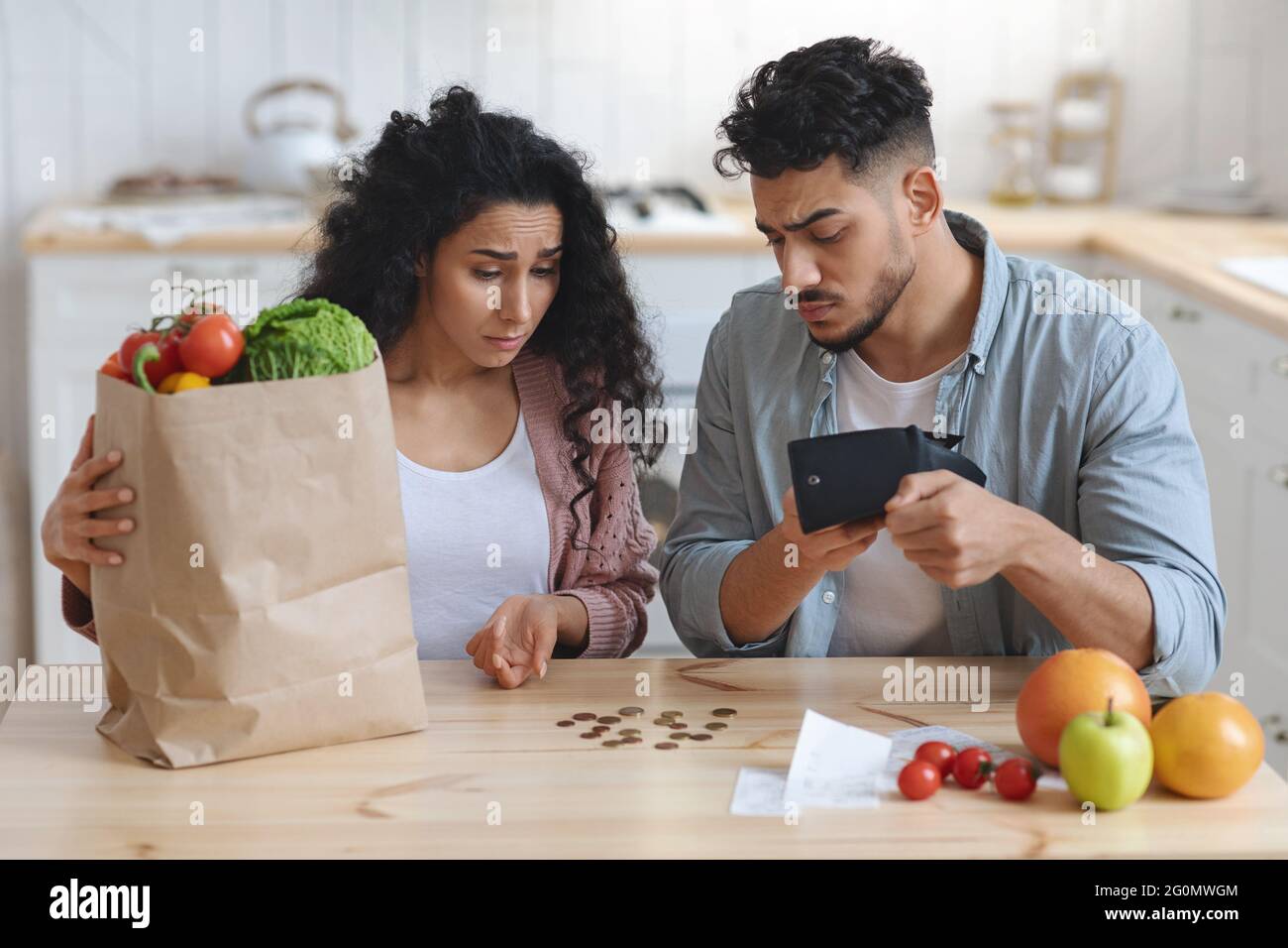 Familienfinanzkrisenkonzept. Verärgerte Arabische Ehepartner Zählen Das Verbleibende Geld Nach Dem Einkaufen Stockfoto