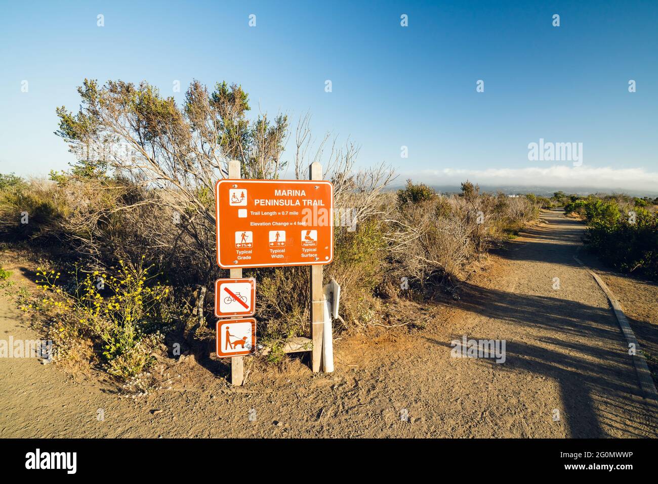 Morro Bay, California, USA - 27. Mai 2021 Marina Peninsula Wanderweg am Morro Bay State Park, Central California Coast, informatives Schild Stockfoto