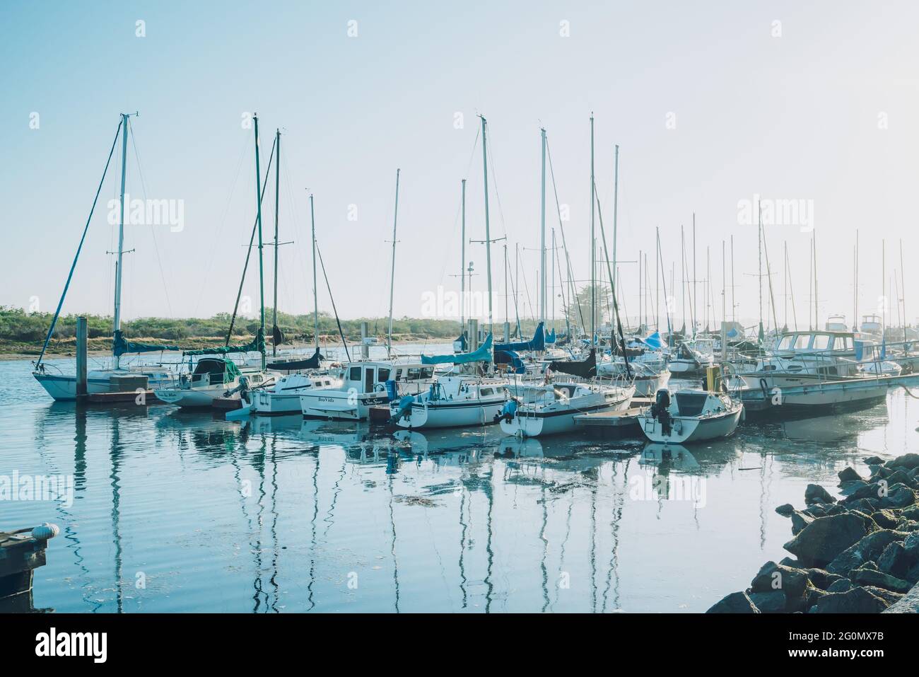 Morro Bay, California, USA - 27. Mai 2021 Yachten liegen am Yachthafen, Morro Bay State Park, California Central Coast Stockfoto