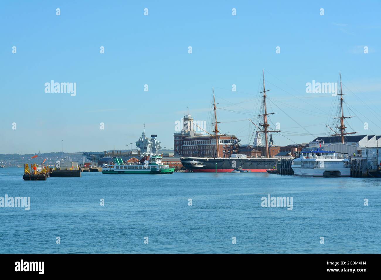 Mischung aus modernen und historischen Schiffen im Hafen von Portsmouth. Gosport und Wightlink Fähren vor der HMS Warrior, modernes Kriegsschiff in der Ferne. Stockfoto