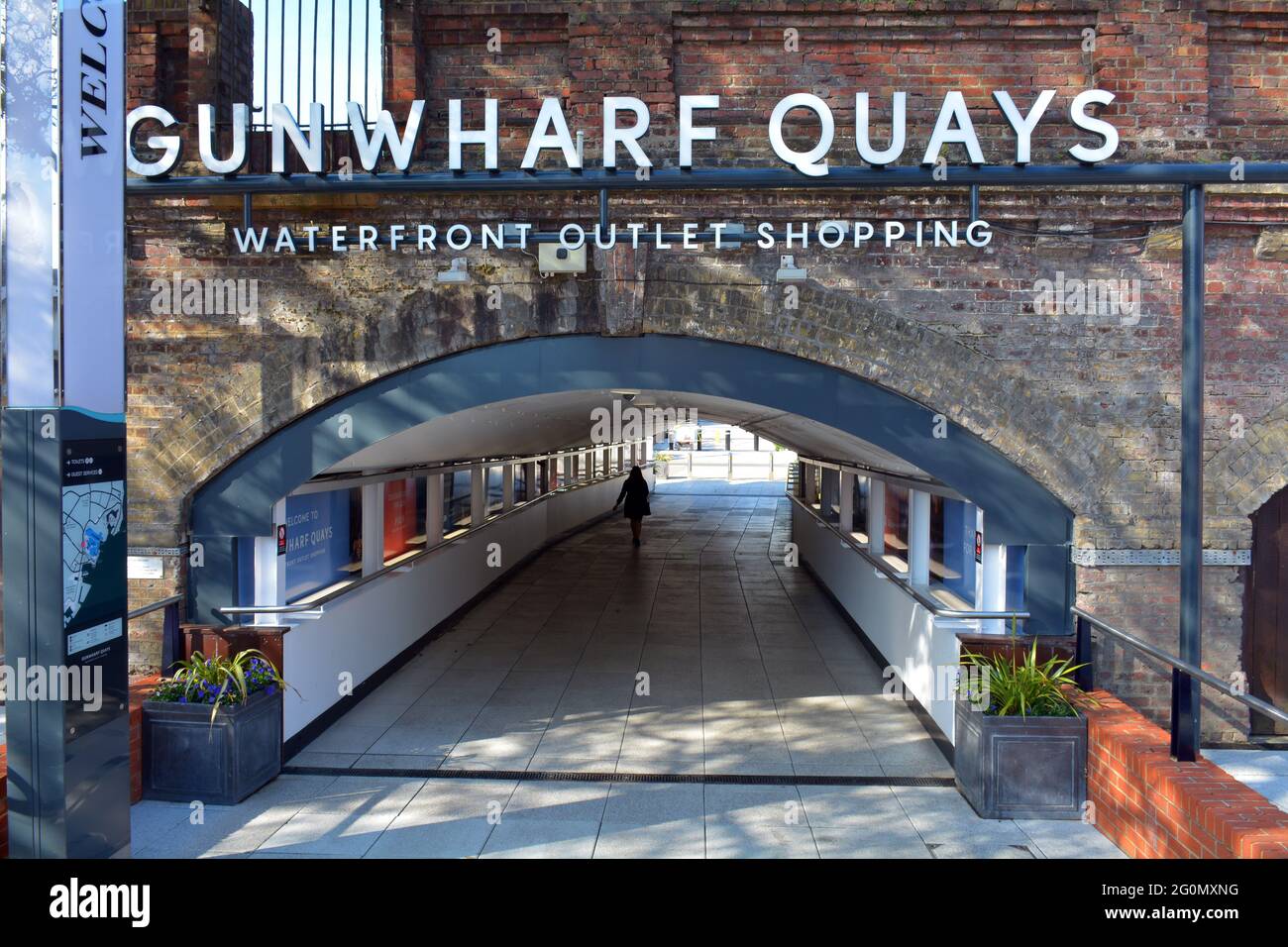 Einer der Eingänge zum Gunwharf Quays Shopping Outlet in Portsmouth. Dieser geht unter der Eisenbahnlinie vom Hafen von Portsmouth. Stockfoto