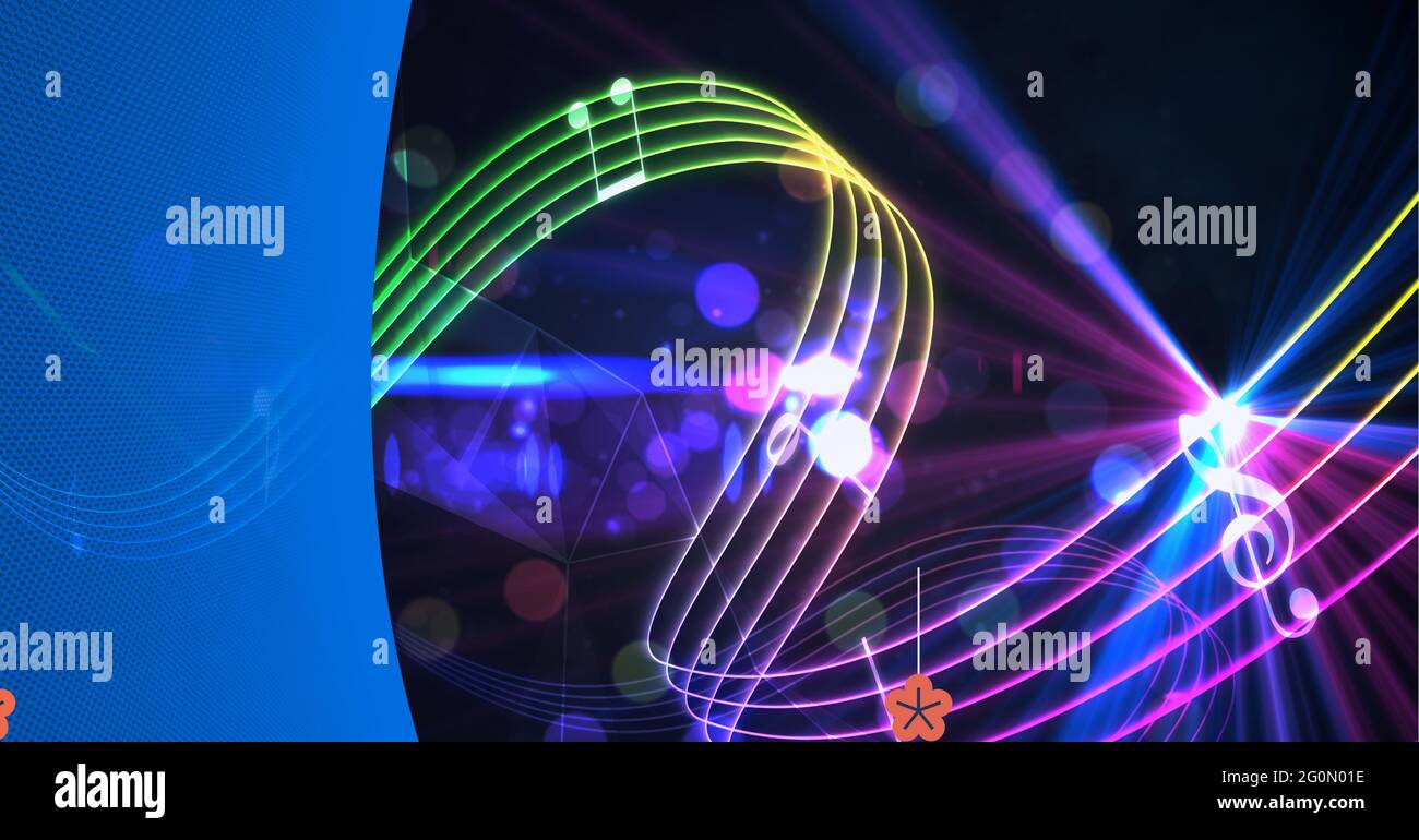 Komposition aus blauer Kurve, mit biegen regenbogenfarbenen Notenstave und Noten über Lichter auf schwarz Stockfoto