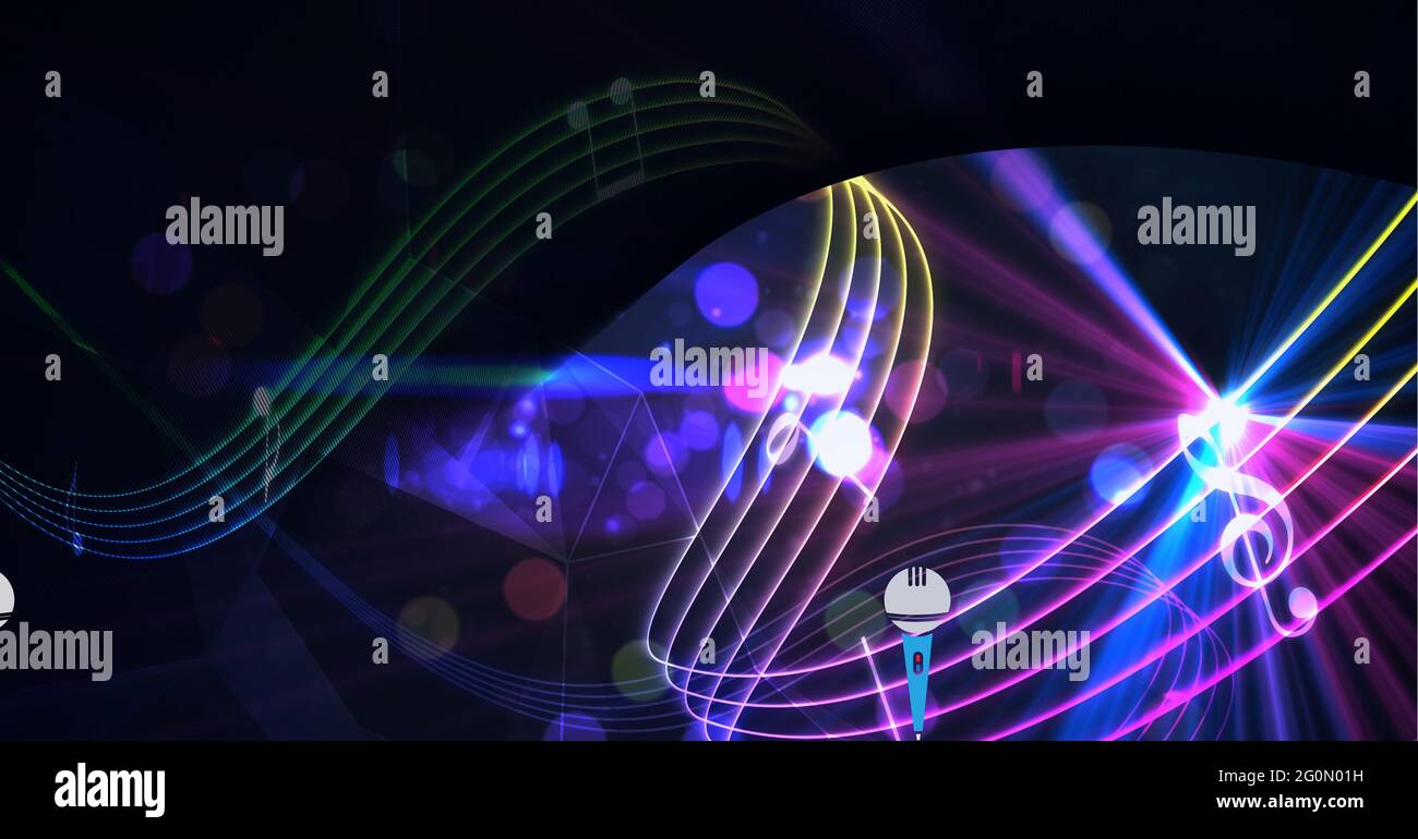 Komposition aus biegen regenbogenfarbenen Musik Stabes und Noten über bunten Lichtern auf schwarz Stockfoto