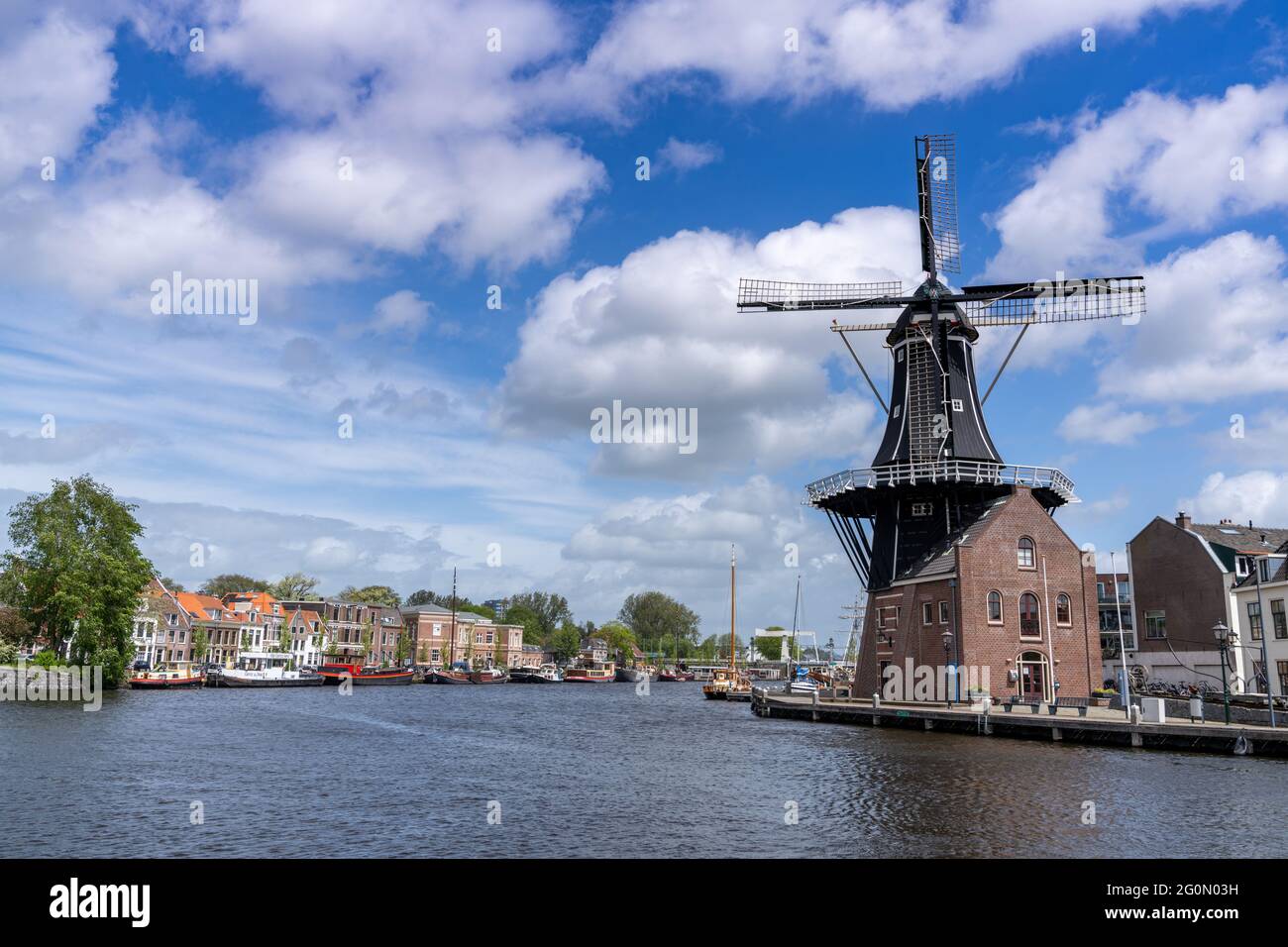 Haarlem, Niederlande - 21. Mai 2021: Blick auf die Windmühle Dee Adrian und den Fluss Binnen Spaarne in Haarlem Stockfoto