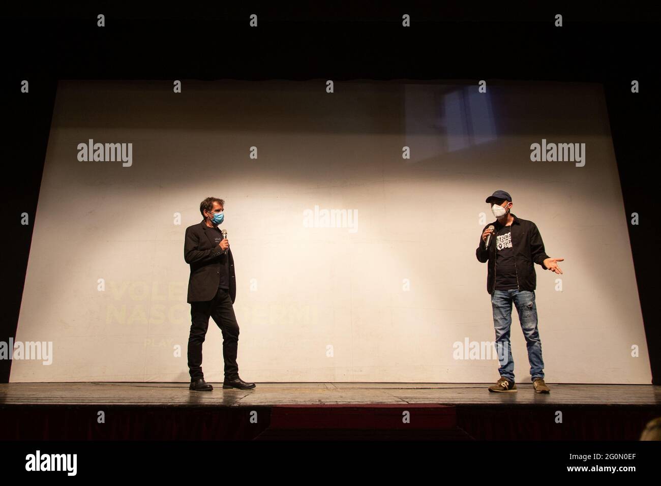 (5/30/2021) der italienische Schauspieler Elio Germano mit Pino Cormani, künstlerischer Leiter des San-Rafaele-Theaters in Rom der italienische Schauspieler Elio Germano, Gewinner des David di Donatello-Preises 2021 als bester Hauptdarsteller, nahm an den Protesten der Manager des San-Rafaele-Theaters im Stadtteil Trullo in Rom Teil, Das nach 40 Jahren Management des Vereins „Il Cilindro“ vom Vikariat geschlossen werden soll. (Foto von Matteo Nardone / Pacific Press/Sipa USA) Stockfoto