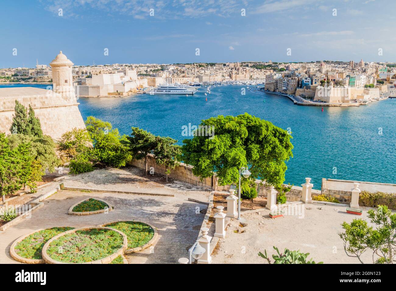 Blick über den Grand Harbour von den Herbert Ganado Gärten in Valletta, Malta Stockfoto