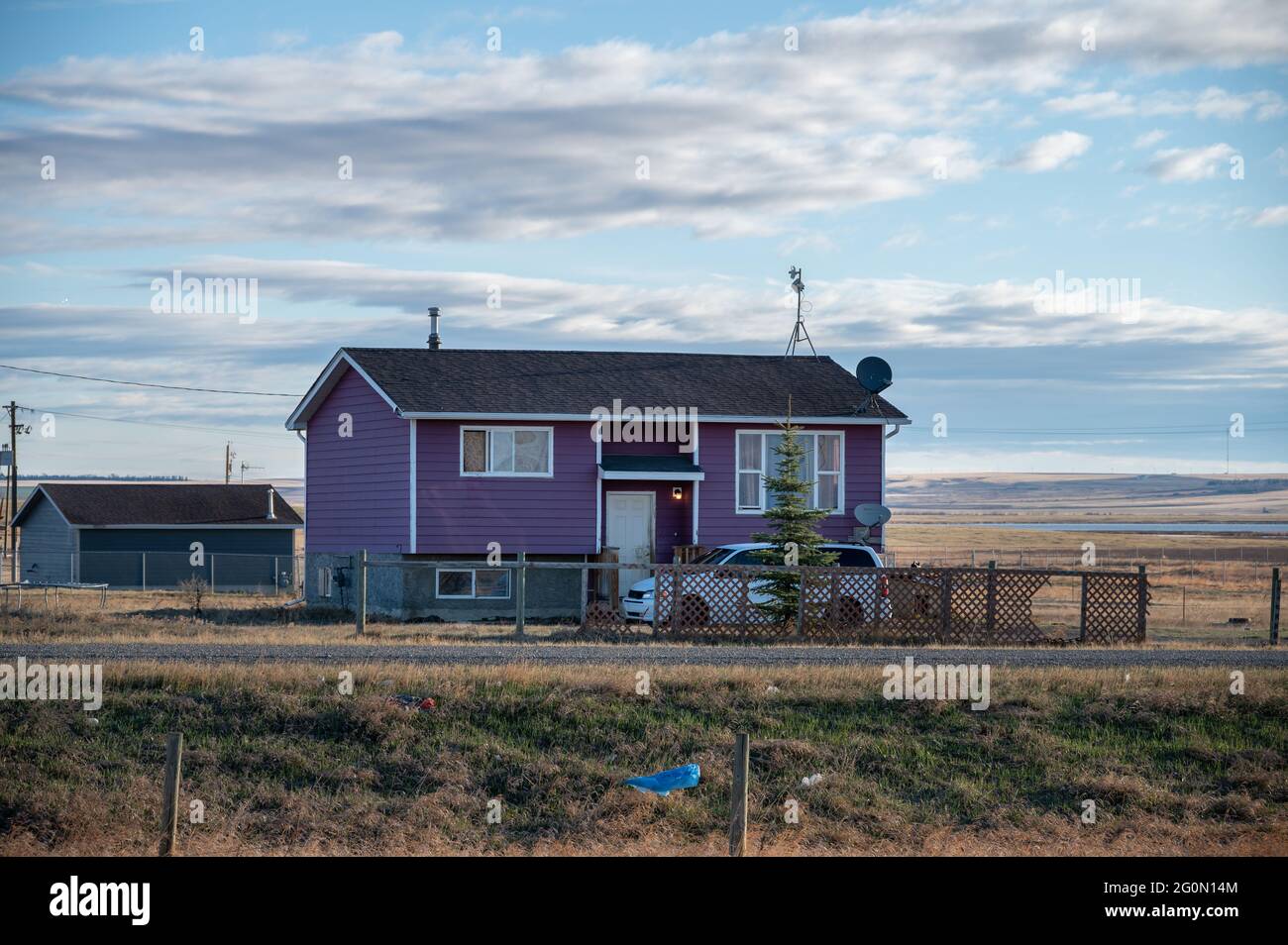 Haus im Siksika Nation Reservat in Alberta. Das Wohnen ist für viele First Nations in den kanadischen Prärien ein besorgniserregend. Stockfoto
