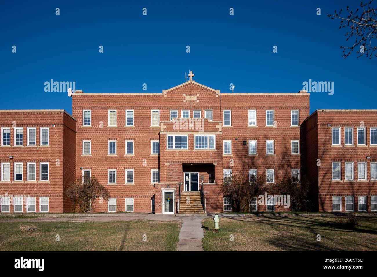 Siksika Nation, Alberta - 2. Mai 2021: Das Old Sun Community College wurde von 1929 bis 1971 als indische Wohnschule betrieben. Heute ist es eine vollbusig Stockfoto