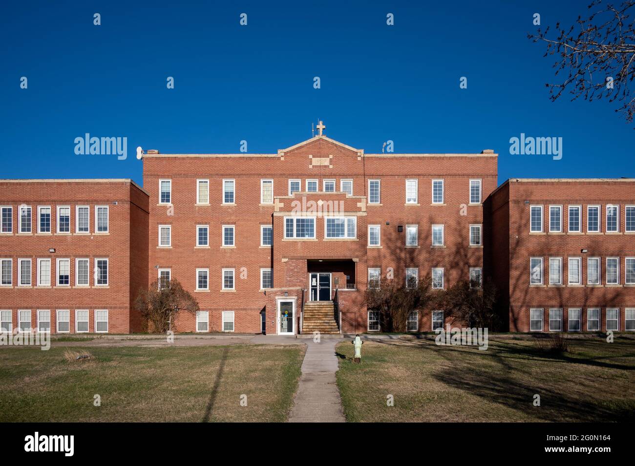 Siksika Nation, Alberta - 2. Mai 2021: Das Old Sun Community College wurde von 1929 bis 1971 als indische Wohnschule betrieben. Heute ist es eine vollbusig Stockfoto