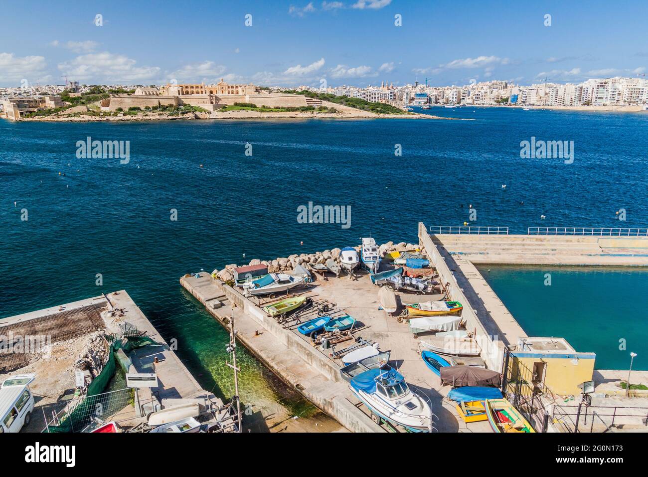 Fort Manoel (links) und Sliema (rechts) von Valletta, Malta aus gesehen Stockfoto