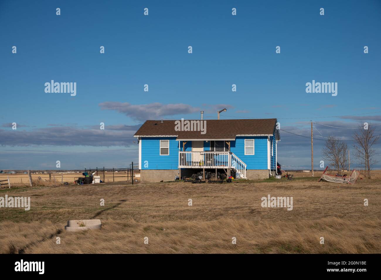 Haus im Siksika Nation Reservat in Alberta. Das Wohnen ist für viele First Nations in den kanadischen Prärien ein besorgniserregend. Stockfoto