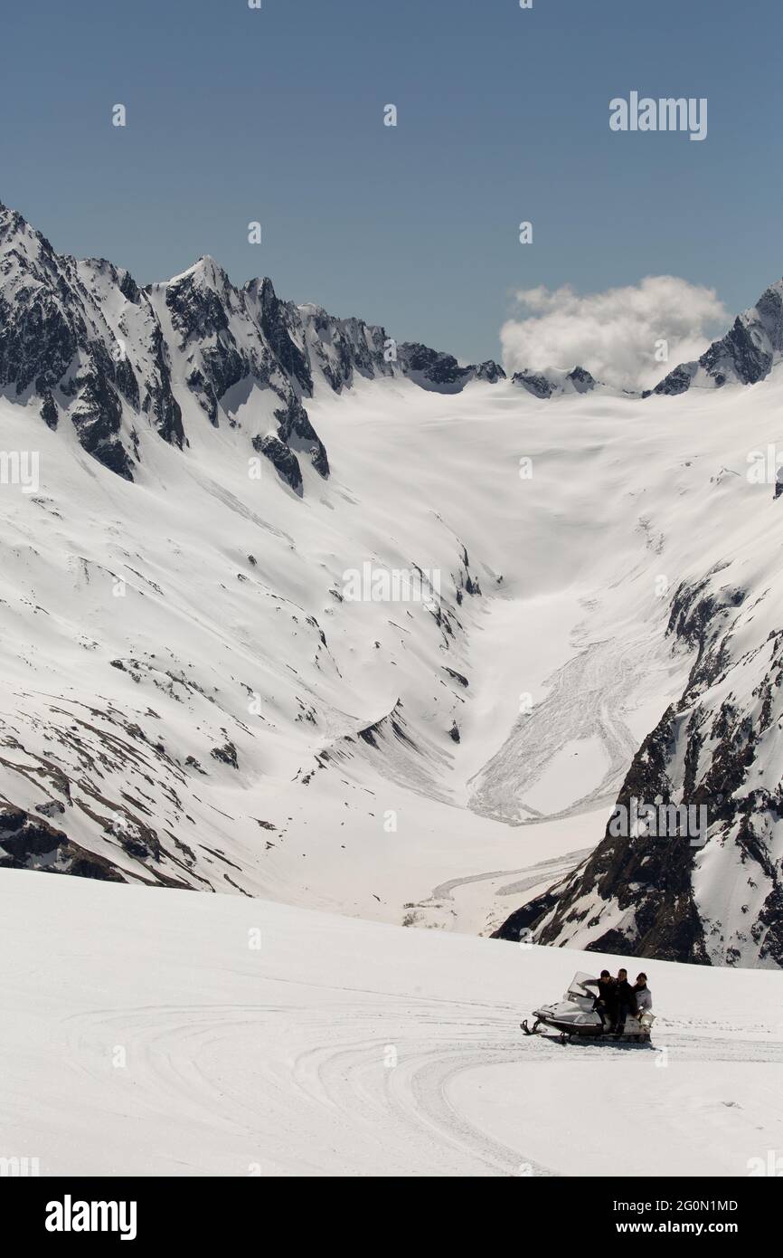 Motorschlittenfahrten in den Dombai-Bergen, Carachai-Tscherkessien, Russland Stockfoto