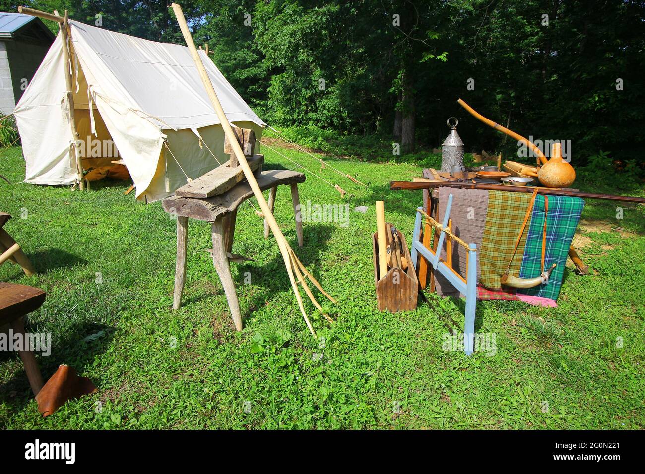 Outdoor Pioneer Display mit Zelt und Werkzeug Stockfoto