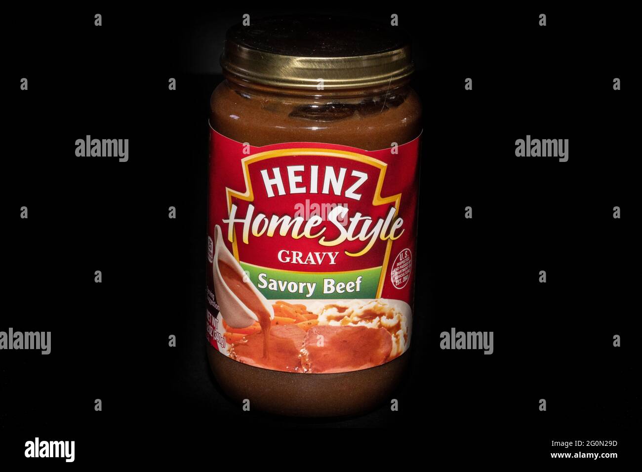 Lancaster, PA.USA - 1. Juni 2021: Ein einziges Glas Heinz Homestyle Bohnenkraut auf schwarzem Hintergrund für illustrative Editorial. Stockfoto