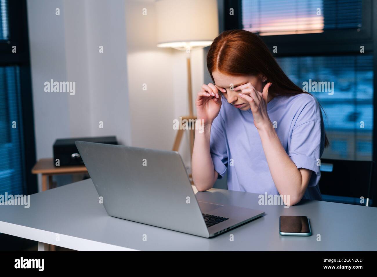 Müde junge Frau freiberuflich arbeiten auf Laptop reiben Augen Gefühl Beschwerden Schmerzen im Home Office spät am Abend. Stockfoto