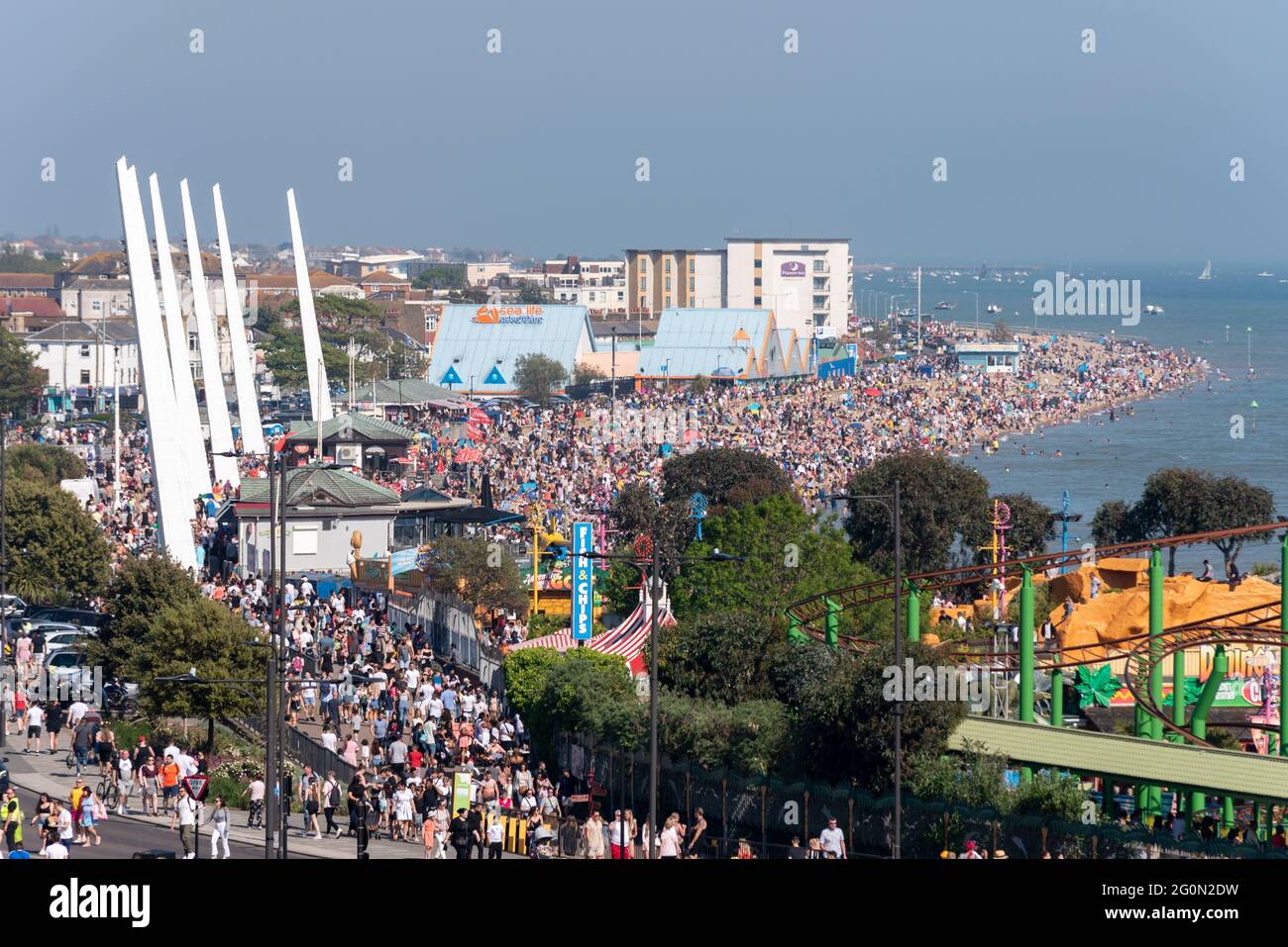 Die Strände und die Küste von Southend on Sea, Essex, Großbritannien, sind voll, da England am Montag, den 2021. Mai, nach der Sperre an den Bankfeiertagen eröffnet wird Stockfoto
