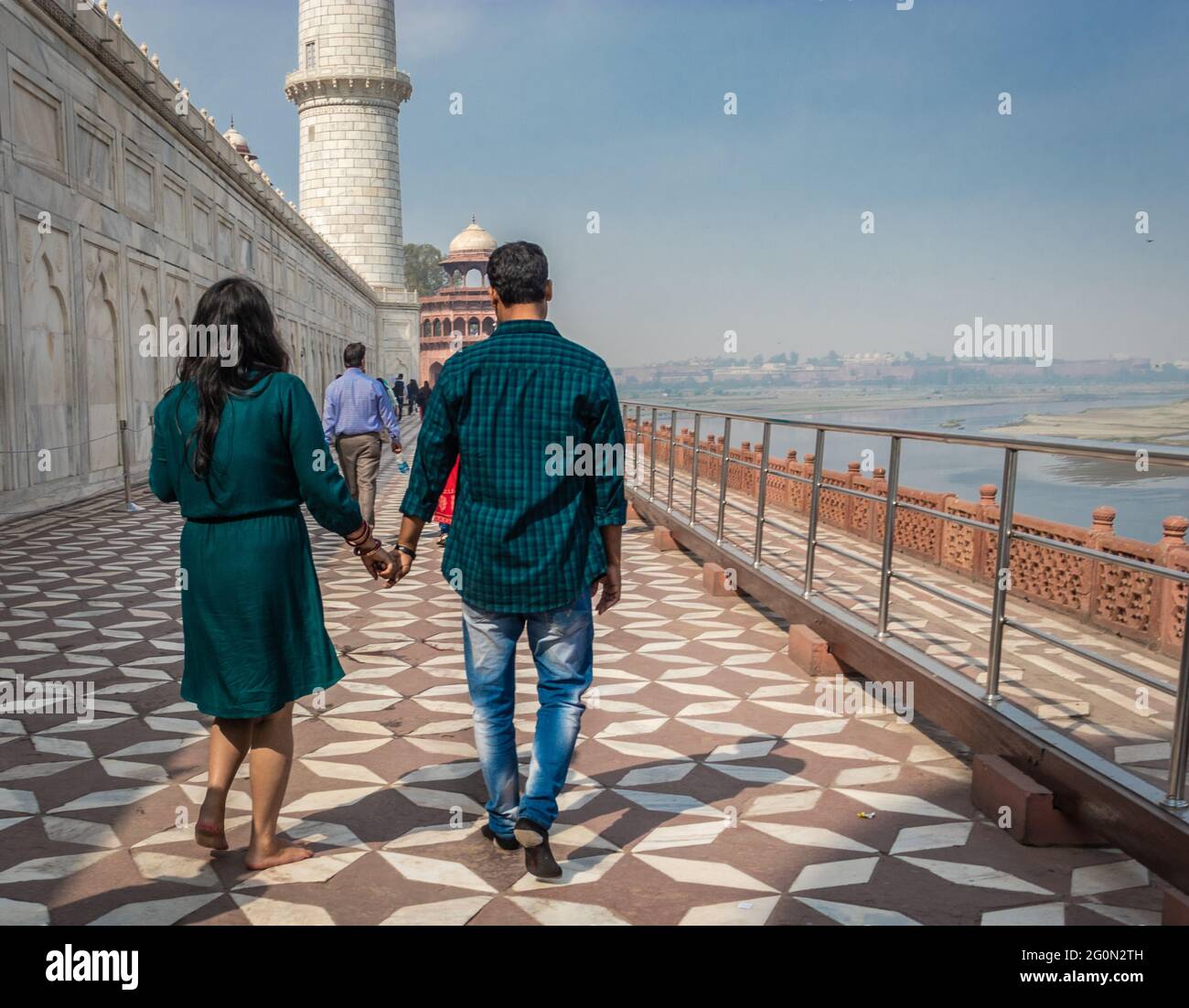 Ehepaar im tajmahal das Symbol des Liebesbildes wird am 02. april 2019 in agra uttar pradesh indien aufgenommen. Es ist eines der sieben Weltwunder Stockfoto