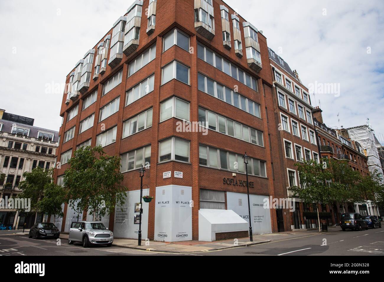 London, Großbritannien. Mai 2021. Das Sofia House, ein ehemaliges Bürogebäude der 1980er Jahre in der 204a Great Portland Street in Marylebone, wird zu W1 Place, einem 8-stöckigen Gebäude mit gemischter Nutzung, bestehend aus Einzelhandelsflächen, 37 Wohnungen und Parkplätzen, sanentwickelt. Im Jahr 2018 wurde das Gebäude von Wohnheimaktivisten besetzt, um ein Unterstützungszentrum für Obdachlose einzurichten, das Sofia Solidarity Center. Kredit: Mark Kerrison/Alamy Live Nachrichten Stockfoto