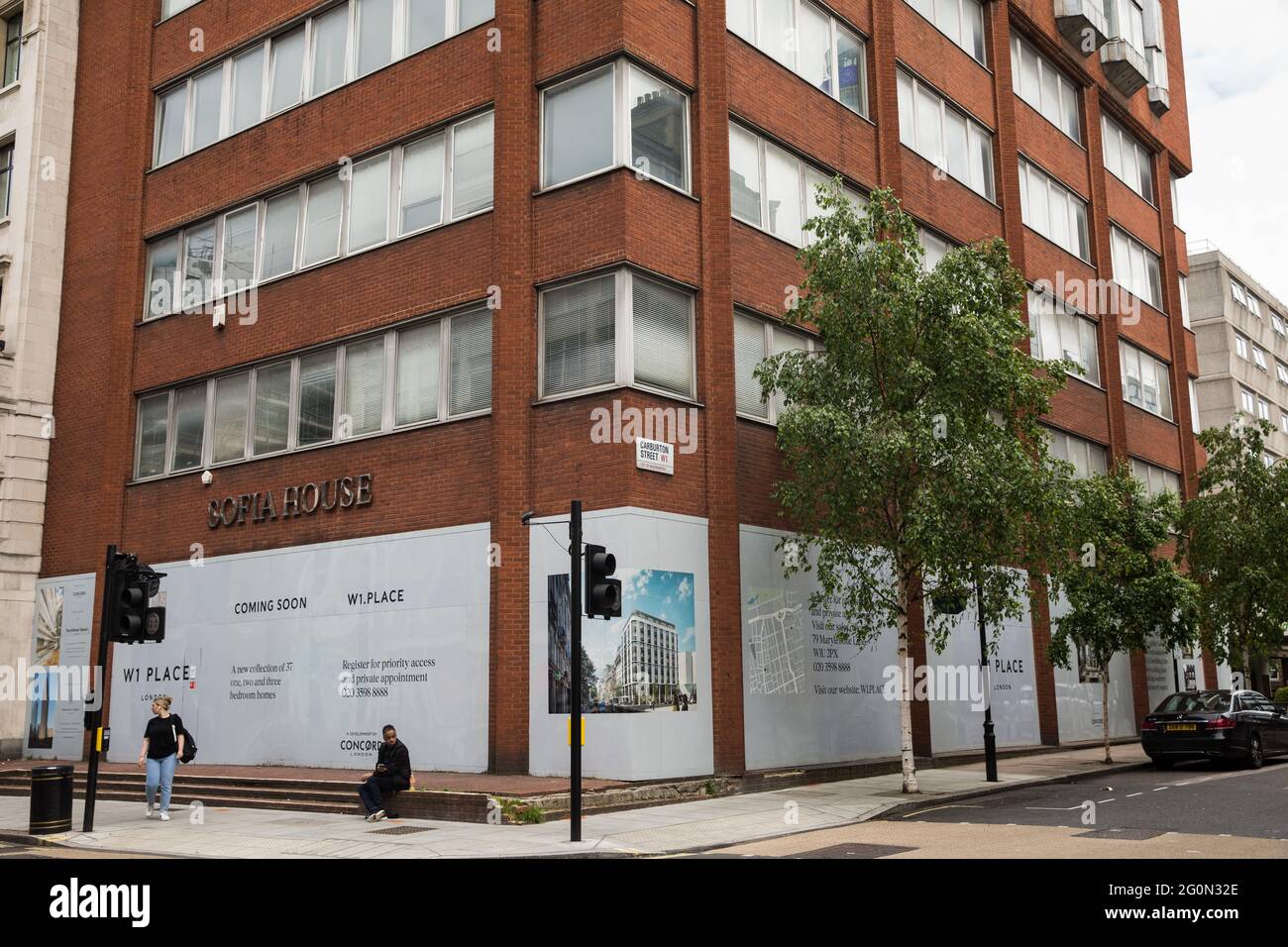 London, Großbritannien. Mai 2021. Das Sofia House, ein ehemaliges Bürogebäude der 1980er Jahre in der 204a Great Portland Street in Marylebone, wird zu W1 Place, einem 8-stöckigen Gebäude mit gemischter Nutzung, bestehend aus Einzelhandelsflächen, 37 Wohnungen und Parkplätzen, sanentwickelt. Im Jahr 2018 wurde das Gebäude von Wohnheimaktivisten besetzt, um ein Unterstützungszentrum für Obdachlose einzurichten, das Sofia Solidarity Center. Kredit: Mark Kerrison/Alamy Live Nachrichten Stockfoto