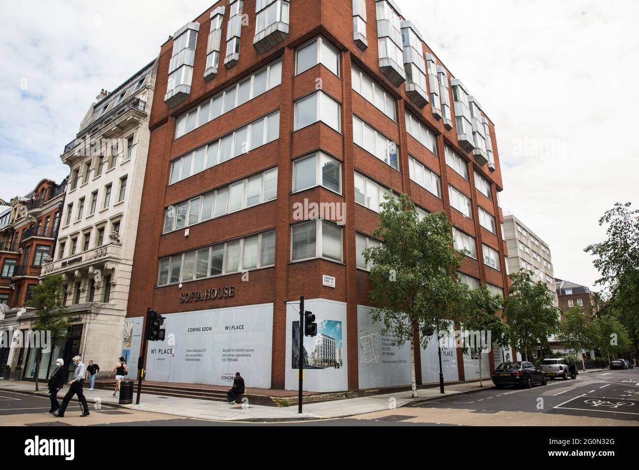 London, Großbritannien. Mai 2021. Das Sofia House, ein ehemaliges Bürogebäude der 1980er Jahre in der 204a Great Portland Street in Marylebone, wird zu W1 Place, einem 8-stöckigen Gebäude mit gemischter Nutzung, bestehend aus Einzelhandelsflächen, 37 Wohnungen und Parkplätzen, sanentwickelt. Im Jahr 2018 wurde das Gebäude von Wohnheimaktivisten besetzt, um ein Unterstützungszentrum für Obdachlose einzurichten, das Sofia Solidarity Center. Kredit: Mark Kerrison/Alamy Live Nachrichten Stockfoto