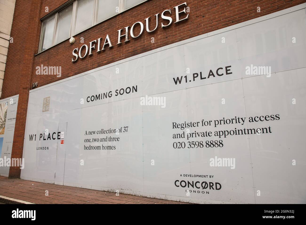 London, Großbritannien. Mai 2021. Das Sofia House, ein ehemaliges Bürogebäude der 1980er Jahre in der 204a Great Portland Street in Marylebone, wird zu W1 Place, einem 8-stöckigen Gebäude mit gemischter Nutzung, bestehend aus Einzelhandelsflächen, 37 Wohnungen und Parkplätzen, sanentwickelt. Im Jahr 2018 wurde das Gebäude von Wohnheimaktivisten besetzt, um ein Unterstützungszentrum für Obdachlose einzurichten, das Sofia Solidarity Center. Kredit: Mark Kerrison/Alamy Live Nachrichten Stockfoto