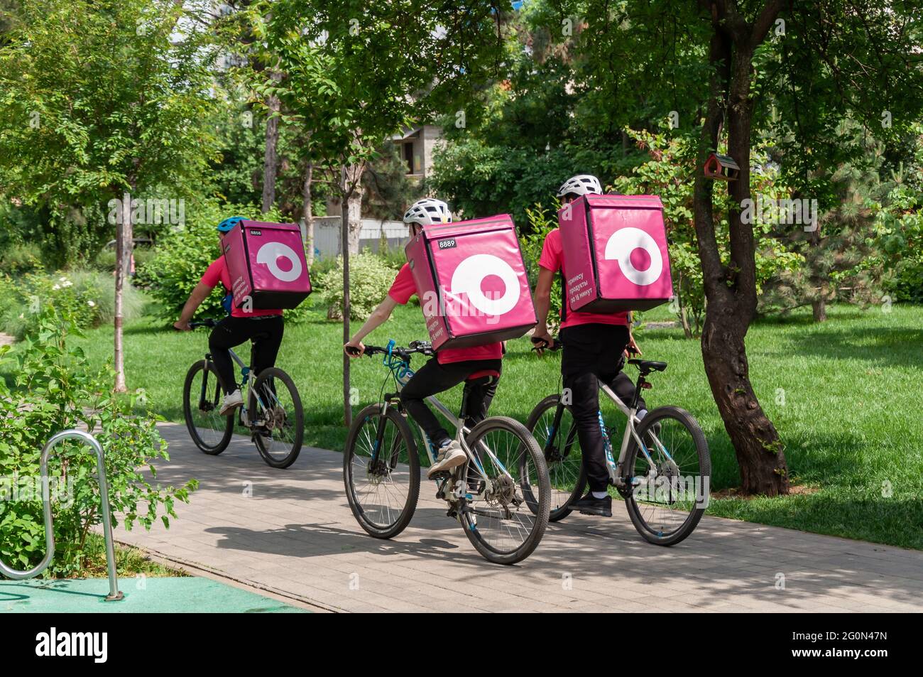 Krasnodar, Russland - 1. Juni 2021: Dienstleister für die Lebensmittelzustellung bei der Arbeit. Bleib zu Hause und behalte das Lebenskonzept Stockfoto