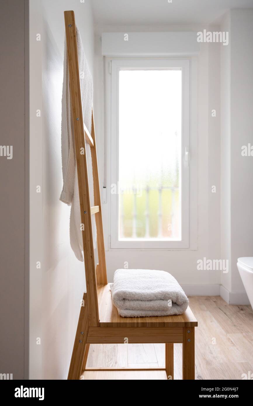 Handtuchhalter aus Holz in einem hellen, modernen Badezimmer Stockfoto