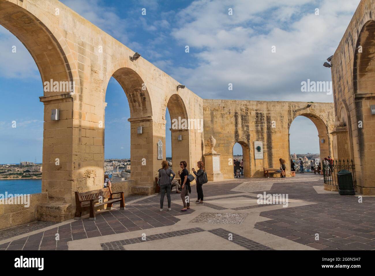 VALLETTA, MALTA - 6. NOVEMBER 2017: Aussichtspunkt in den Upper Barrakka Gardens in Valletta, Malta Stockfoto