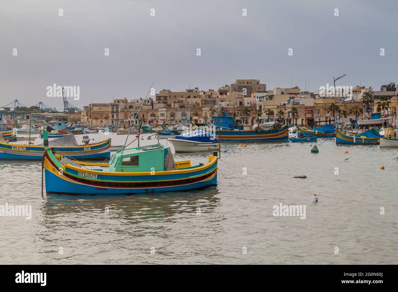 MARSAXLOKK, MALTA - 12. NOVEMBER 2017: Fischerboote im Hafen der Stadt Marsaxlokk. Stockfoto