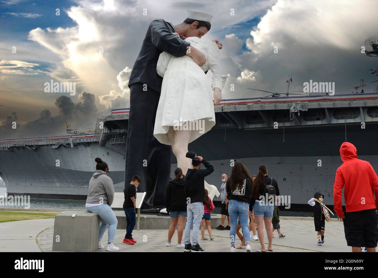 Berühmter küssender Seemann von 1945 Skulptur im Bob Hope Memorial Park gegenüber der USS Midway in San Diego, Kalifornien Stockfoto