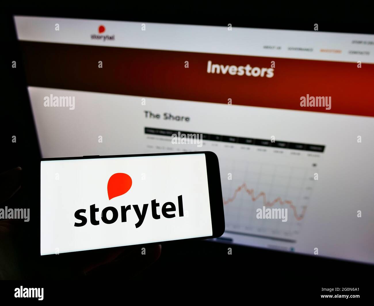 Person, die das Smartphone mit dem Logo des schwedischen Hörbuchunternehmens Storytel ab auf dem Bildschirm vor der Website hält. Konzentrieren Sie sich auf die Telefonanzeige. Stockfoto