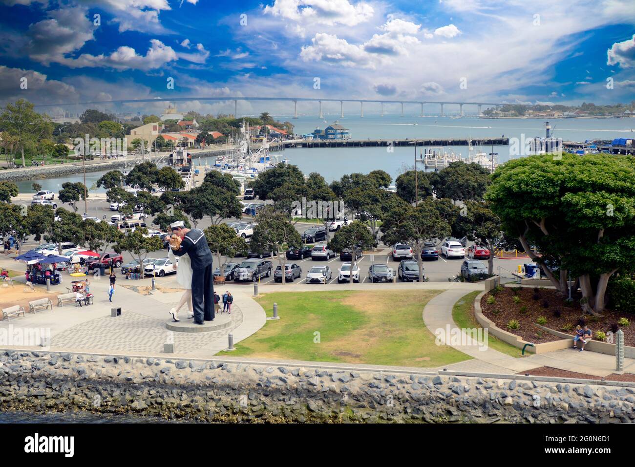 Berühmter küssender Seemann von 1945 Skulptur im Tuna Harbor Park mit