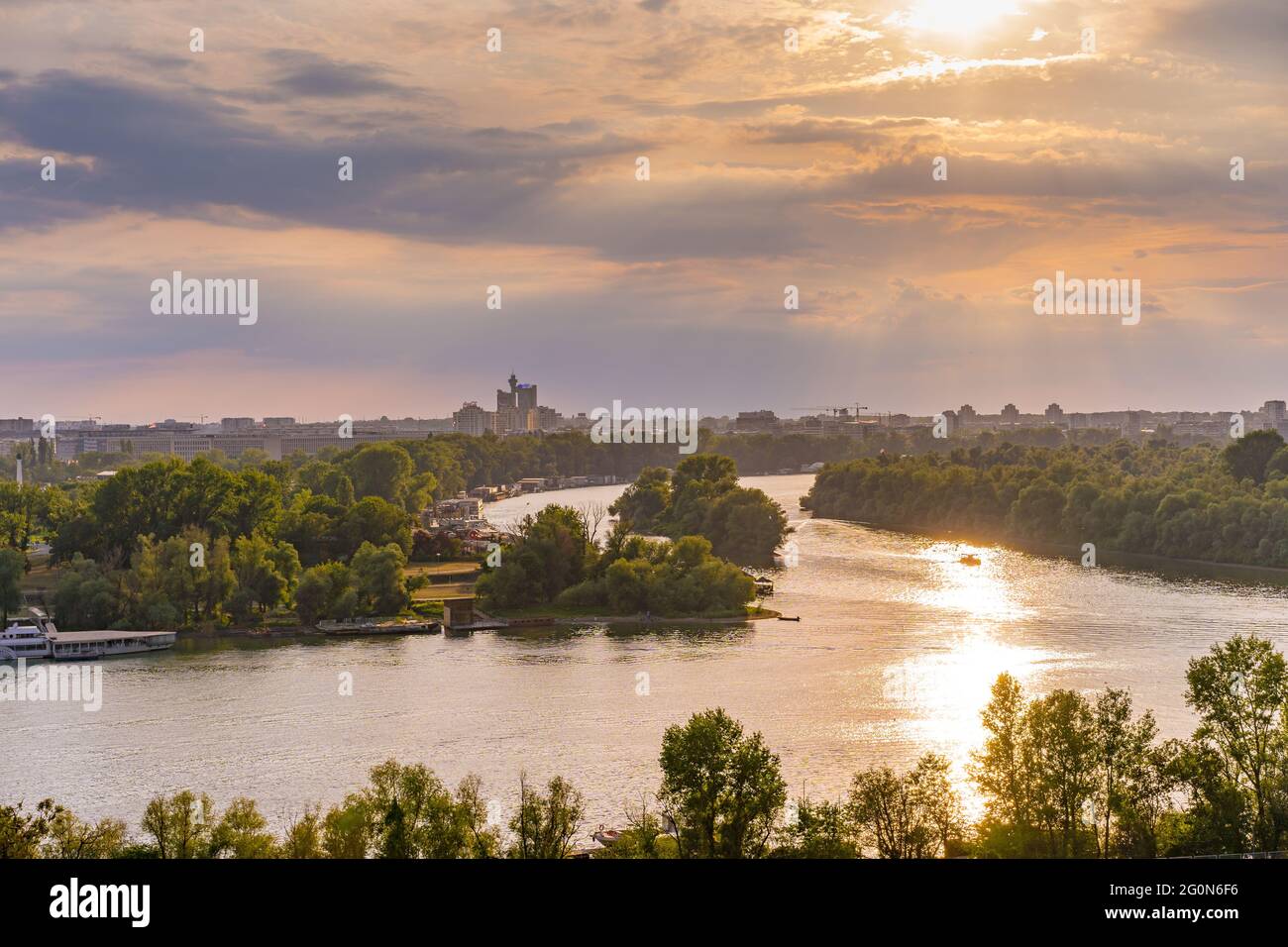 Pulsierender Himmel und vorbeifahrende Boote, wo sich zwei Flüsse in Belgrad treffen Stockfoto
