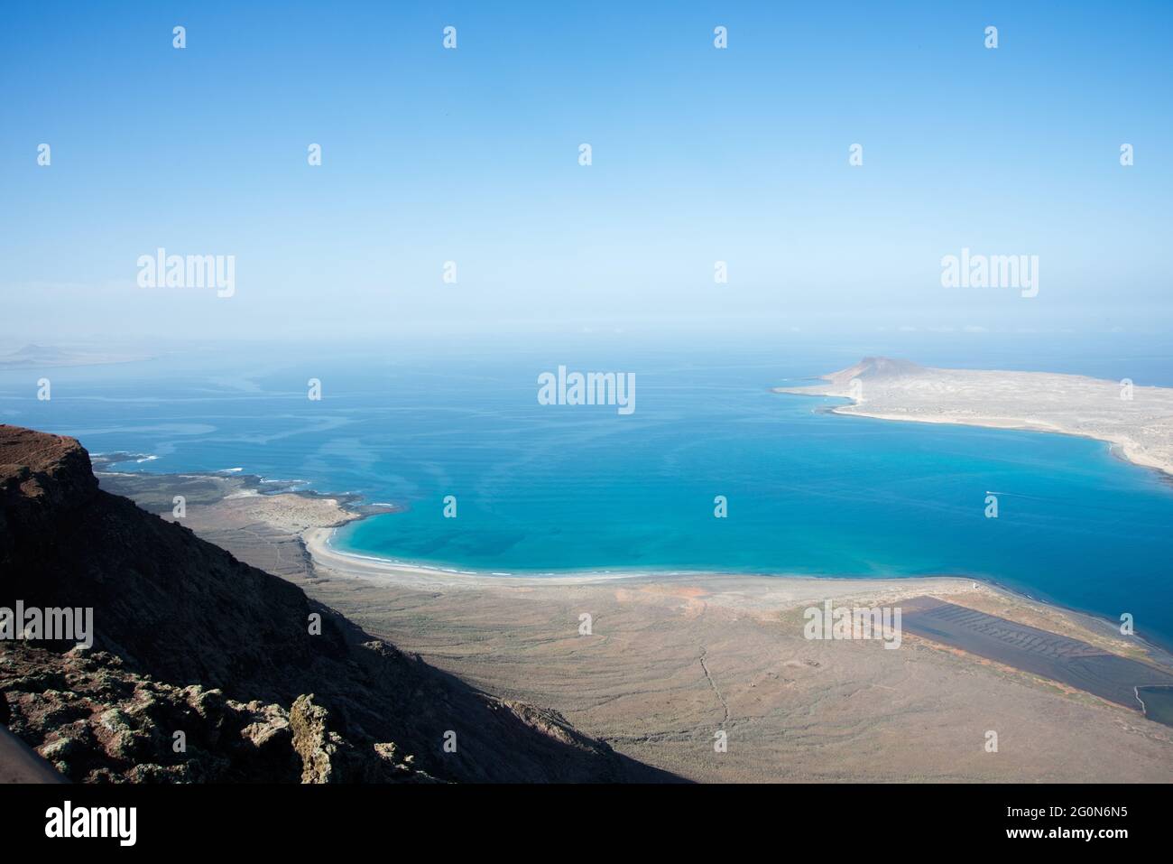 Schöne Aussicht auf die Küste und die Insel La Graciosa vom Mirador del Río, auf Lanzarote, Kanarische Inseln, Spanien.Europa. Stockfoto