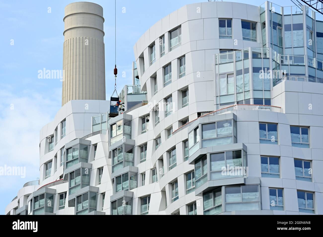 Schornsteine des Battersea Power Station hinter neu erbauten Wohnungen am Electric Boulevard im Süden Londons. Juni 2021. Stockfoto