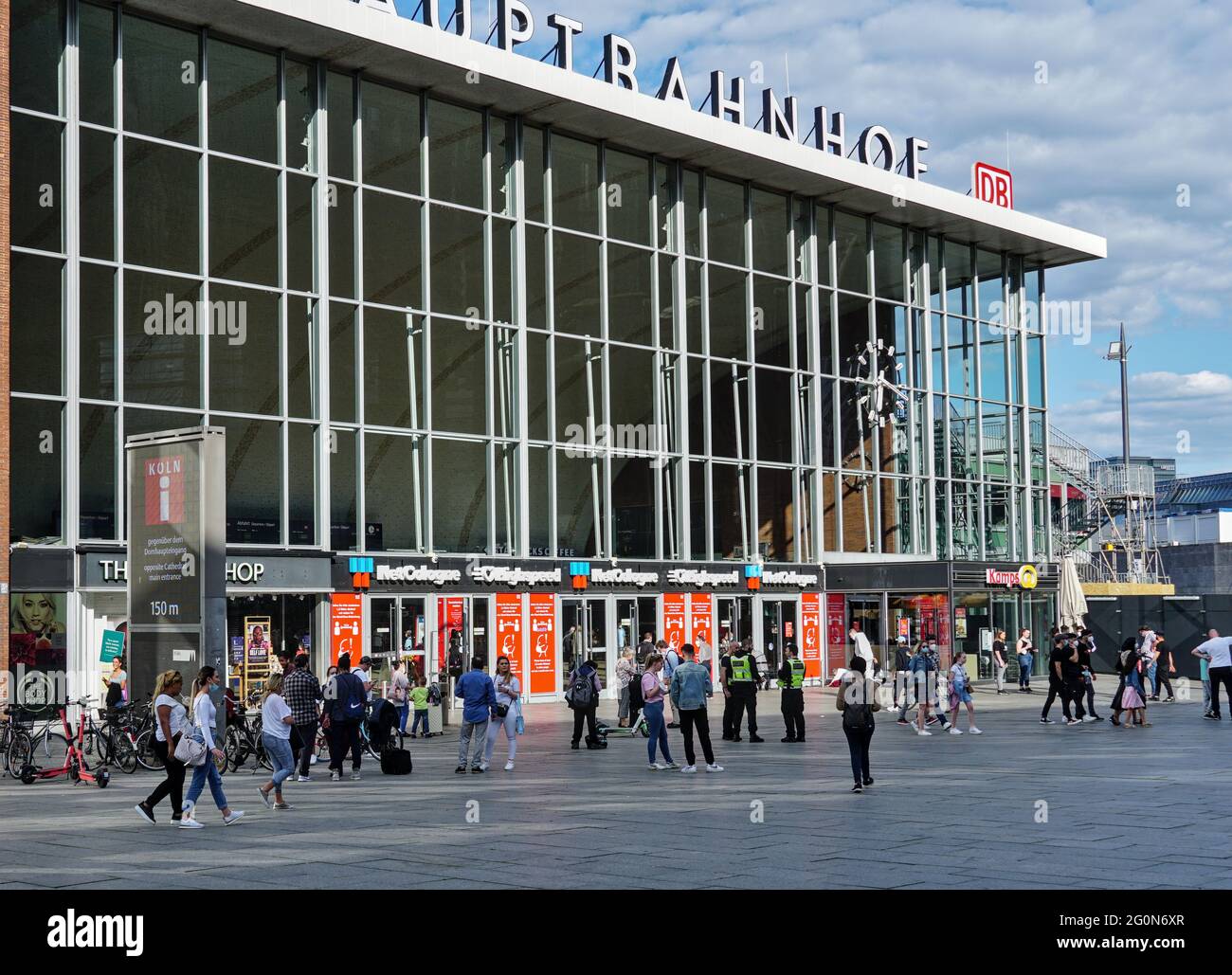 KÖLN, DEUTSCHLAND - 31. Mai 2021: Haupteingang des Hauptbahnhofs und überfüllter Vorplatz an einem sonnigen Tag in Köln, Deutschland Stockfoto