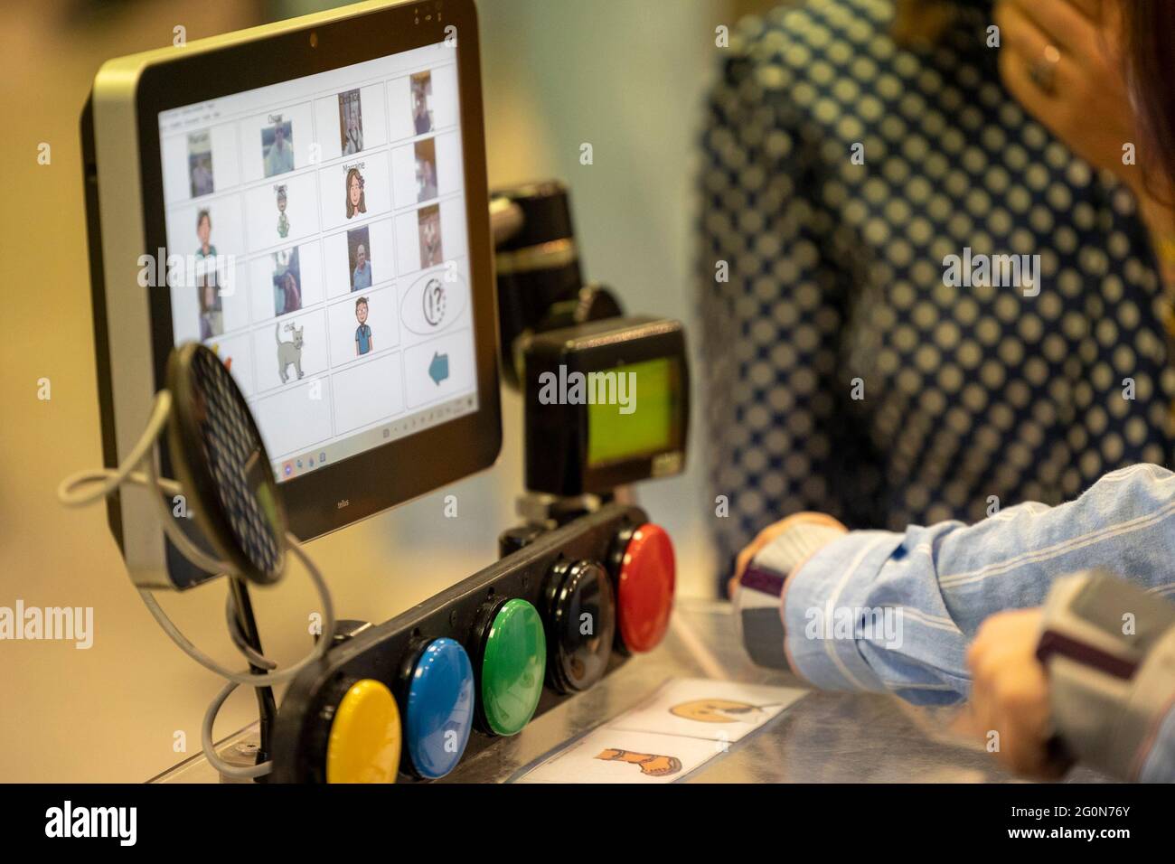 Abbildung Bild zeigt einen Touchscreen und Computer-Installation auf dem Rollstuhl eines jungen Bewohner, während eines königlichen Besuch in der Vivalia Gruppe h Stockfoto
