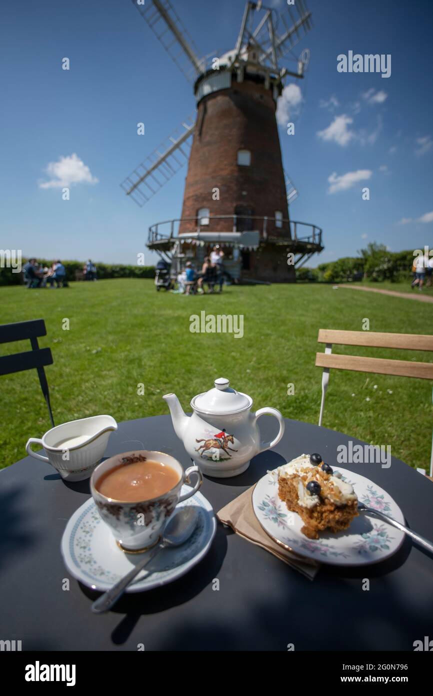 Thaxted Essex UK 31. Mai 2021 Bankfeiertag Sommertee und Kuchen auf dem Gelände der John Webbs Windmühle (Thaxted Windmühle) Stockfoto