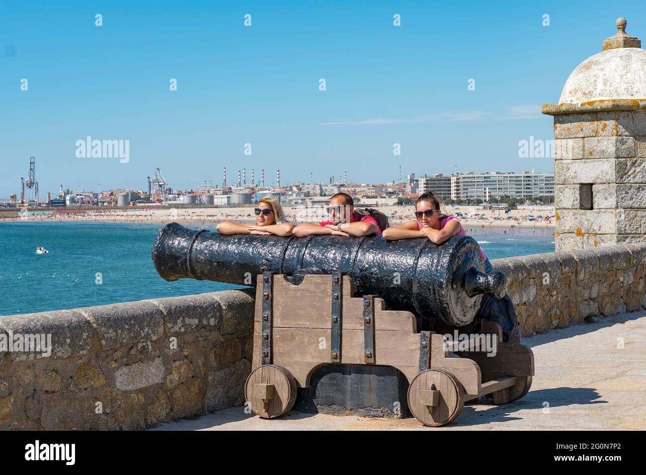 Touristen besuchen das historische Fort von Sao Francisco do Queijo, das im 6. Jahrhundert in Porto in Portugal erbaut wurde. Burg des Käses, auch bekannt Stockfoto