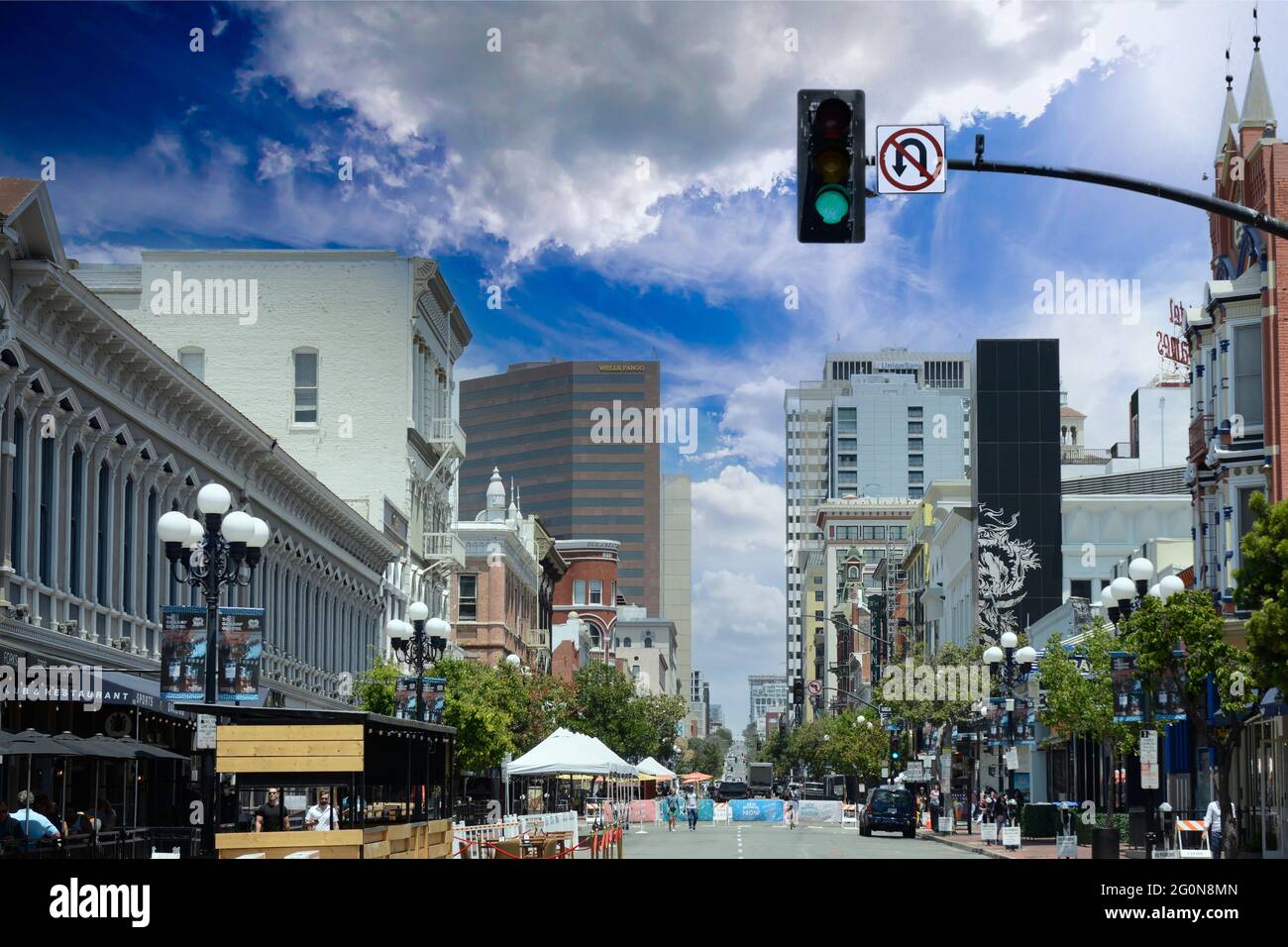 Die Fußgängerzone Fifth Ave im Gaslamp Quarter von San Diego, Kalifornien Stockfoto