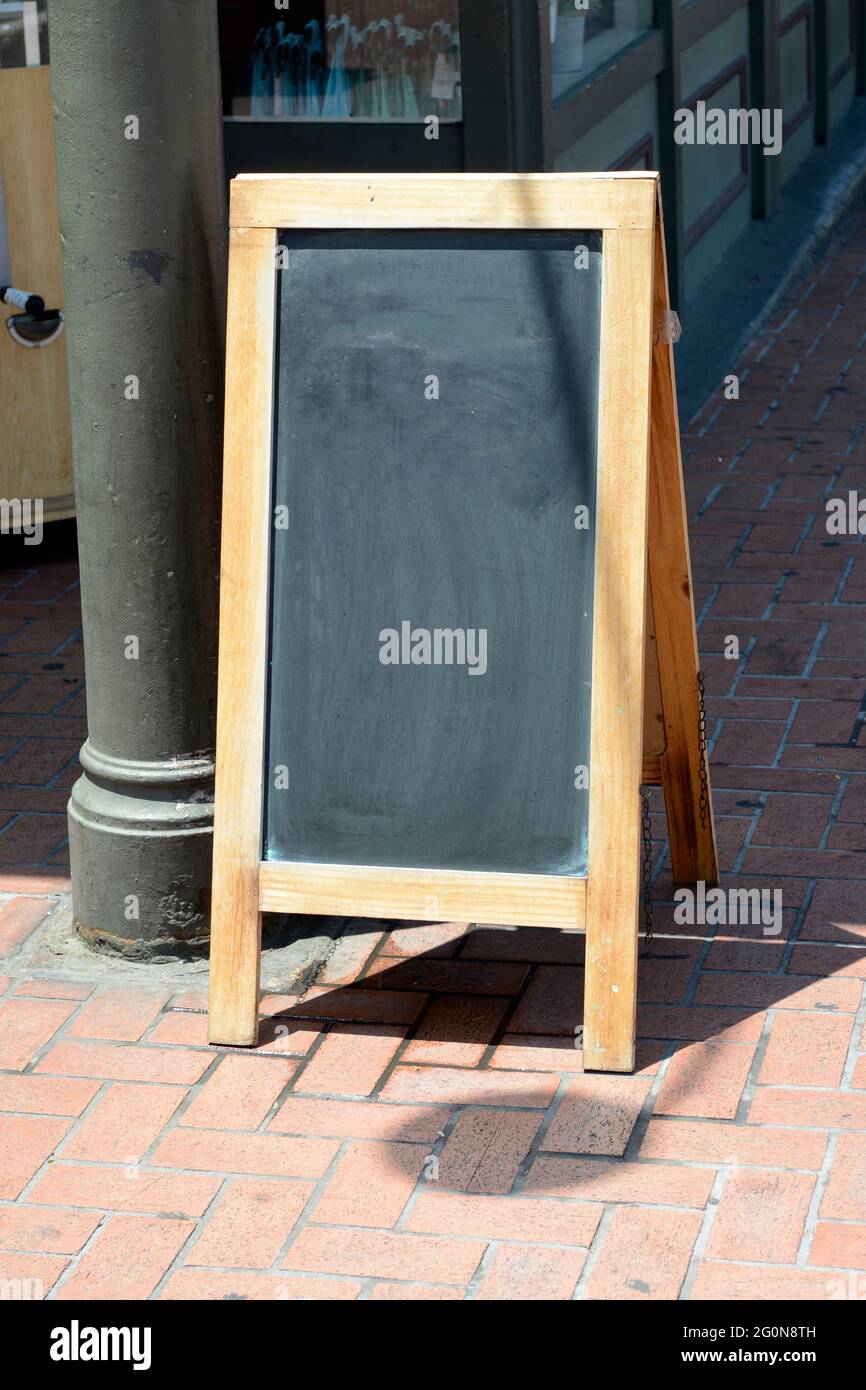 Leere Tafel auf einem Bürgersteig in San Diego, CA Stockfoto