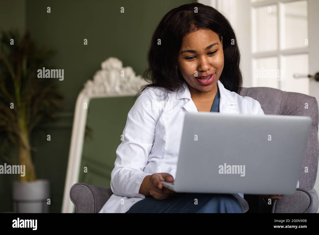 Telemedizin mit virtuellem afro-amerikanischen Arzttermin und Online-Therapiesitzung. Black Doctor Online-Konferenz Stockfoto