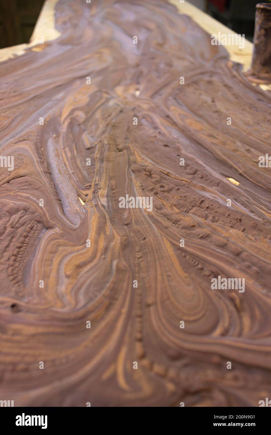 Schokoladenpaste, die auf einem Tisch killt, steinerne mexikanische handwerkliche Schokolade, hergestellt in mexiko Stockfoto