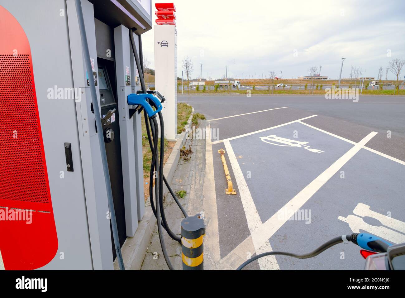 EV-Ladestation mit einem Elektrofahrzeug. Emissionsfreies Fahrzeug. Alternative Energie. Ladestation für Elektrofahrzeuge. EV-Ladegerät. Stockfoto