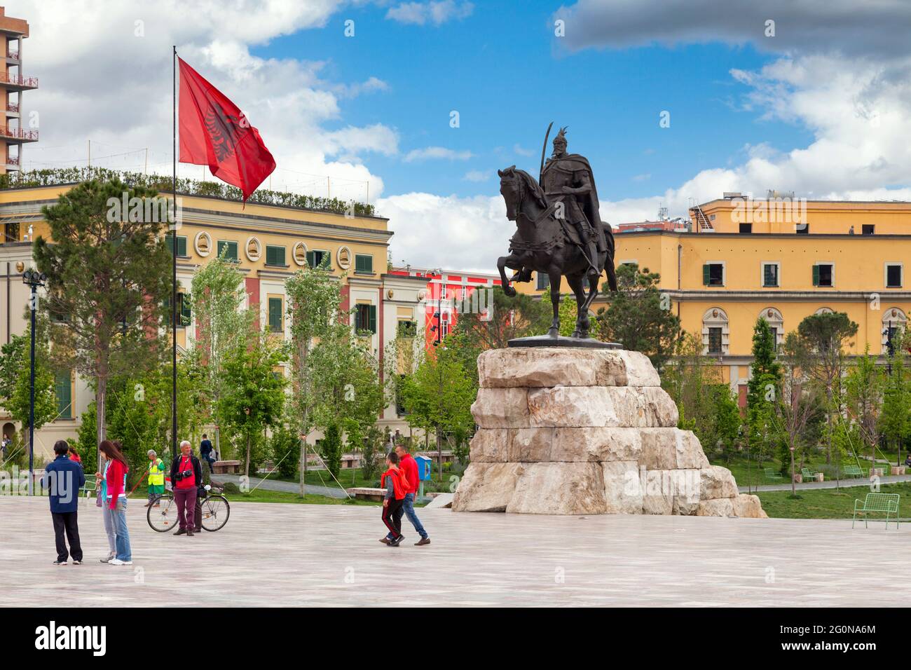 Tirana, Albanien - April 24 2019: Das Skanderbeg-Denkmal ist ein Denkmal auf dem Skanderbeg-Platz, das an Skanderbeg, den Nationalhelden Albaniens, erinnert Stockfoto