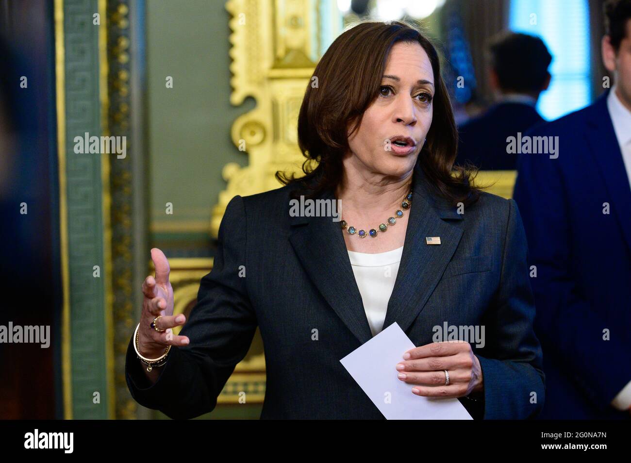 Die US-Vizepräsidentin Kamala Harris spricht zu Reportern, nachdem sie Eric Lander, Direktor des Office of Science and Technology Policy (OSTP), am Mittwoch, den 2. Juni 2021, im Eisenhower Executive Office Building in Washington, D.C. vereidigung. Landler wurde am 28. Mai vom Senat bestätigt und ist der erste Direktor der OSTP, der im Kabinett des Präsidenten tätig ist. Foto von Erin Scott/UPI Stockfoto